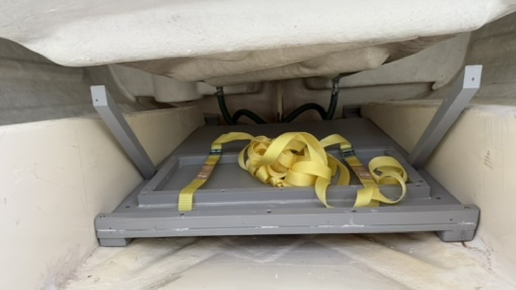 Box lackiert und eingebaut (ohne Front)