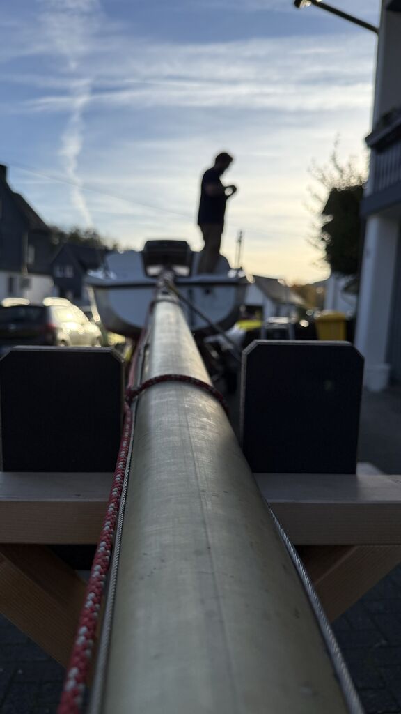 Mast am Boot angebracht zum Aufstellen