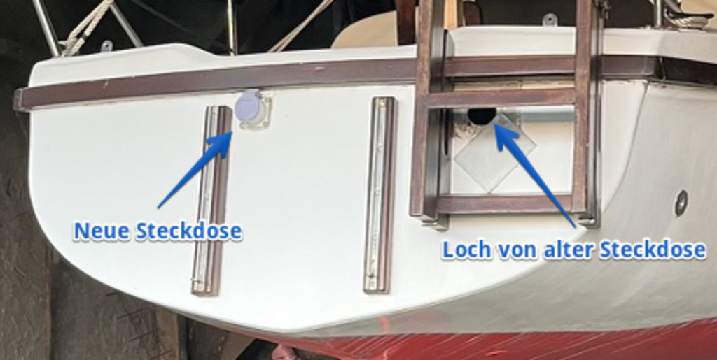 Heck vom Boot mit neuer Steckdose und Loch unter der Badeleiter